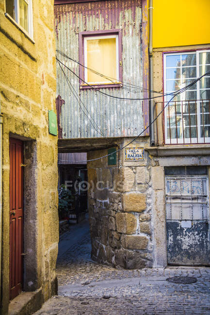 Portogallo, distretto di Porto, Porto, vicolo di ciottoli tra vecchie case — Foto stock