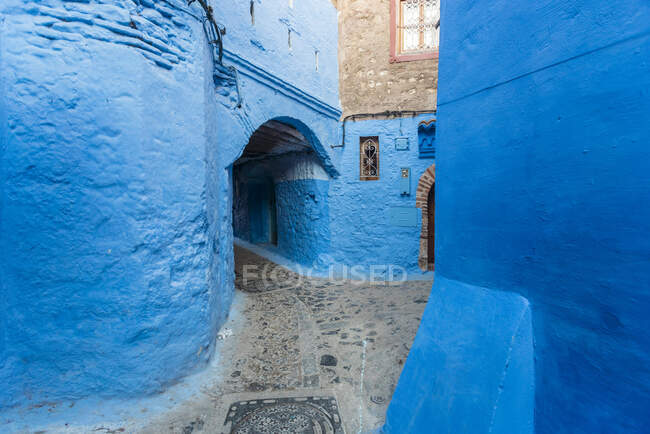 Allée des maisons peintes en bleu à Chefchaouen, Maroc — Photo de stock