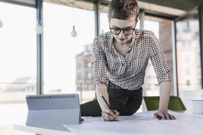 Unternehmerin arbeitet im Amt an Plan — Stockfoto