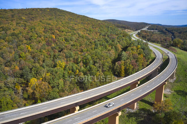 USA, Virginia Occidentale, Veduta aerea del ponte U.S. Route 48 che si estende sul fiume Lost nelle montagne degli Appalachi — Foto stock