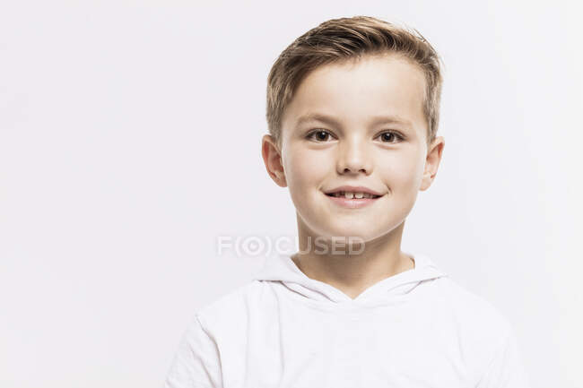 Nahaufnahme von niedlichen Jungen vor weißem Hintergrund — Stockfoto