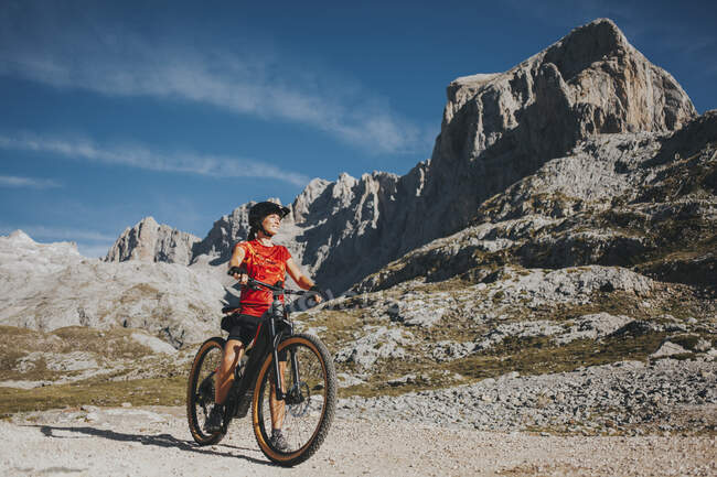 Ciclista avventuroso che osserva il Parco Nazionale Picos de Europa durante il fine settimana, Cantabria, Spagna — Foto stock