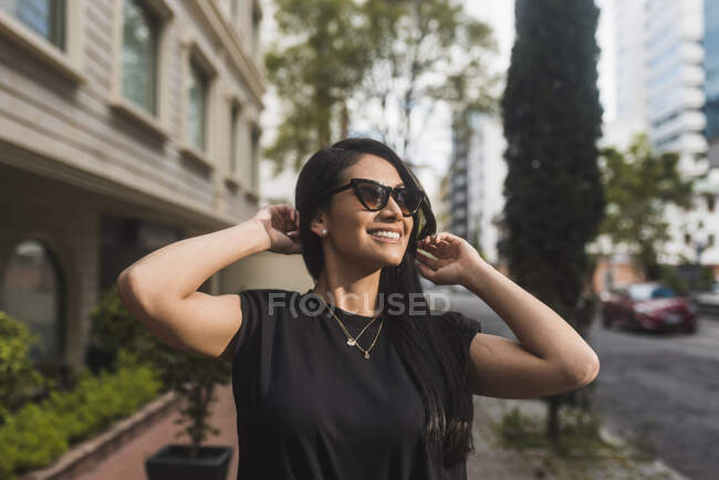 Femme attrayante regardant loin dans la ville — Photo de stock