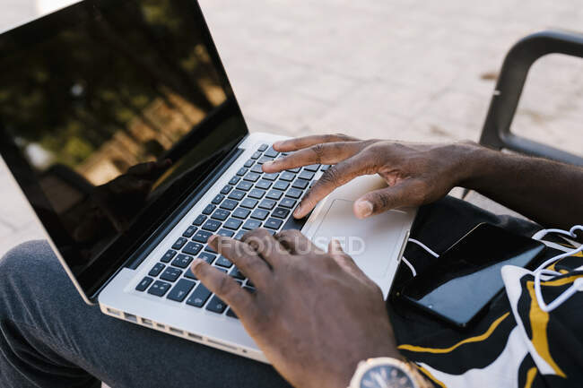 Die Hand des Geschäftsmannes am Laptop — Stockfoto