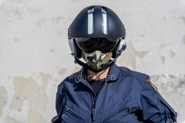 Mujer piloto de policía con casco y mascarilla protectora - foto de stock
