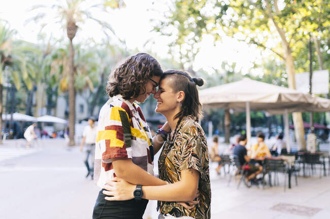 Glückliches lesbisches Paar nuschelnd Nase auf Fußweg bei sonnigem Tag — Stockfoto