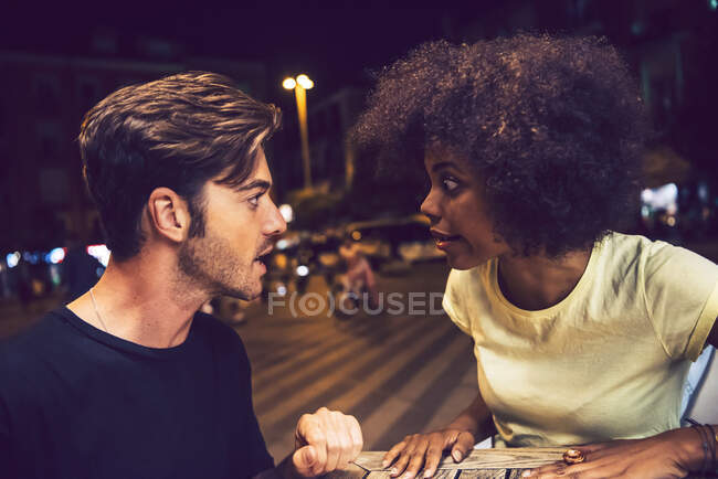 Primo piano di una coppia arrabbiata che litiga la sera dell'appuntamento — Foto stock