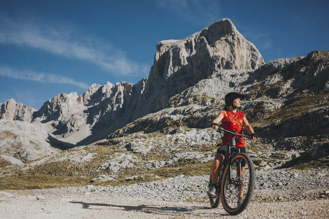 Ciclista donna con bicicletta al Parco Nazionale Picos de Europa nella giornata di sole, Cantabria, Spagna — Foto stock