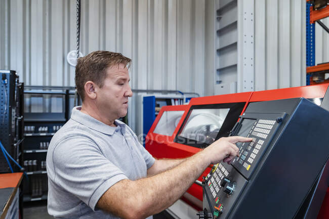 Trabalhador manual industrial painel de controle de operação na indústria — Fotografia de Stock