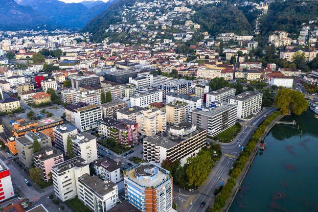 Suiza, Cantón del Tesino, Locarno, Vista en helicóptero de la ciudad a orillas del Lago Mayor - foto de stock