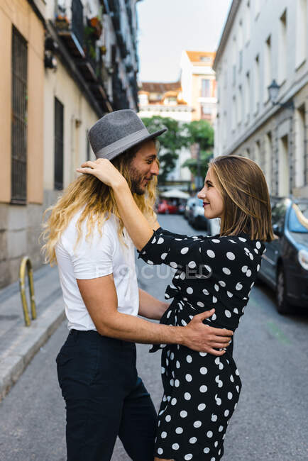 Elegante coppia che si guarda mentre balla per strada in città — Foto stock