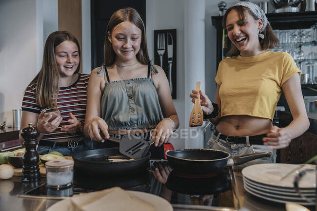 Fidanzate preparare il pranzo sano insieme, friggere le uova in cucina — Foto stock
