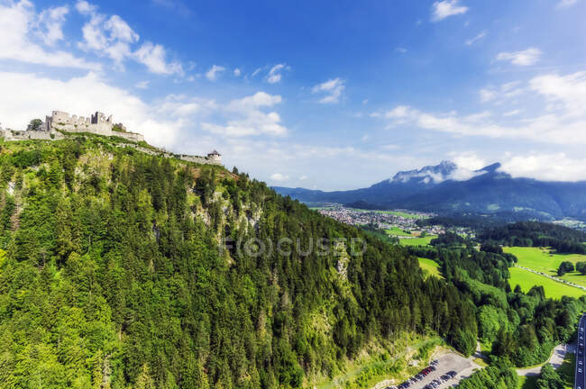 Austria, Tirolo, Reutte, Rovine del castello di Ehrenberg in cima alla collina boscosa in estate — Foto stock