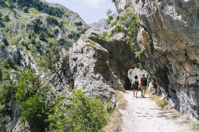 Escursionisti a piedi sul sentiero di montagna a Ruta Del Cares, Asturie, Spagna — Foto stock