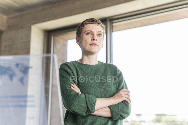 Businesswoman in office next to virtual screen — Stock Photo