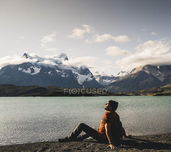 Man relaxing by Lake Pehoe in Torres Del Paine National Park, Chile Patagonia, South America — Stock Photo