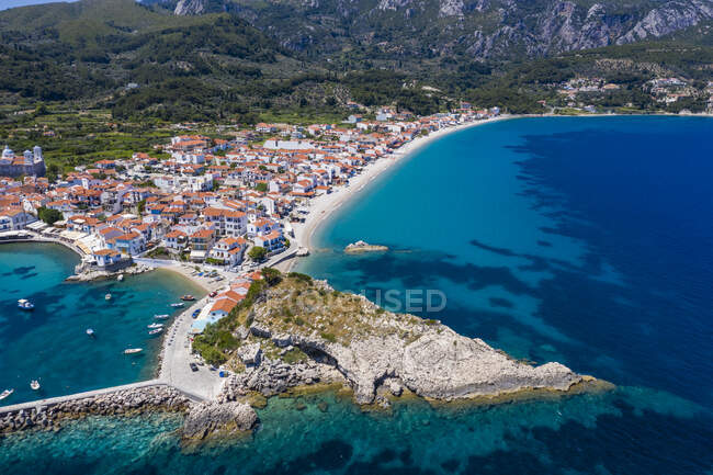 Grèce, Kokkari, Vue aérienne de la ville côtière en été — Photo de stock