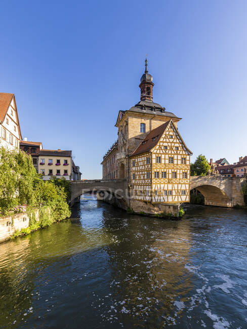 Germany, Bavaria, Bamberg, River Regnitz and old town hall in spring — Stock Photo