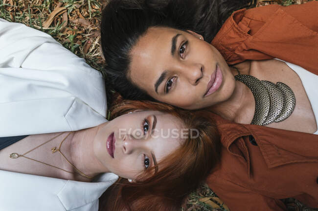 Giovani belle amiche che si trovano al parco — Foto stock