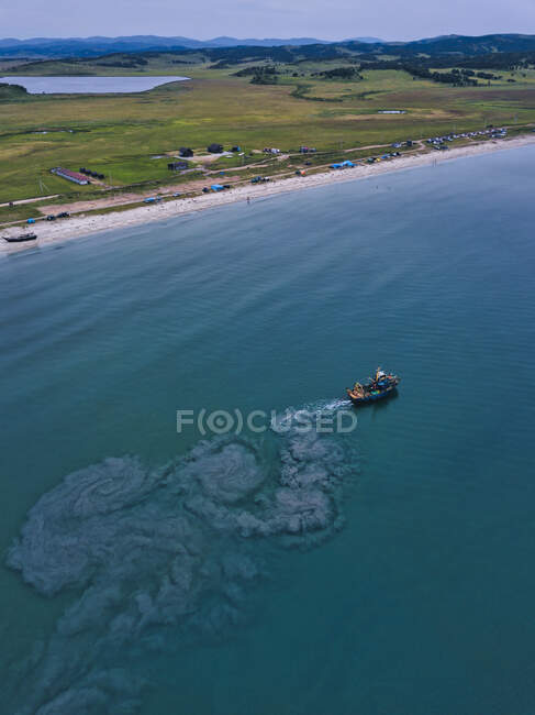 Vista aérea de la pesca de arrastre cerca de la costa en la bahía de Lukin - foto de stock