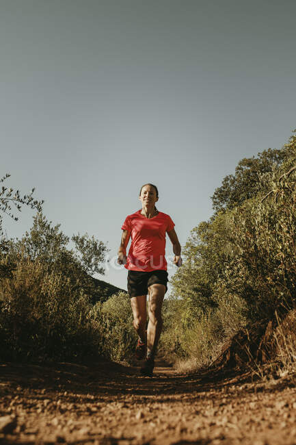 Mulher correndo no caminho de Sierra De Hornachuelos, Córdoba, Espanha — Fotografia de Stock