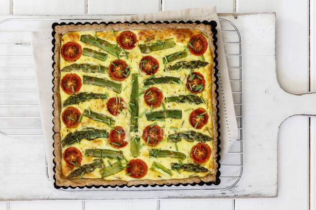 Gluten free vegetarian buckwheat quiche with tomatoes, asparagus and chive — Stock Photo