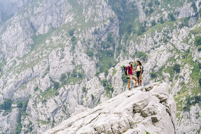 Coppia in piedi sulla cima della montagna a Ruta Del Cares, Asturie, Spagna — Foto stock
