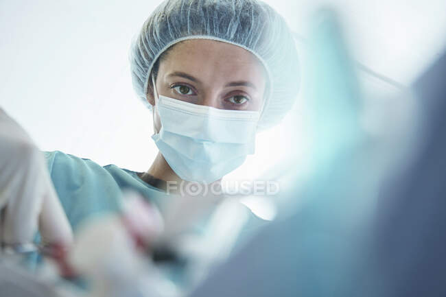 Cirurgiã confiante operando em unidade de terapia intensiva no hospital — Fotografia de Stock