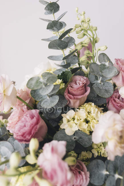 Ramo rosa y verde de flores de verano - foto de stock