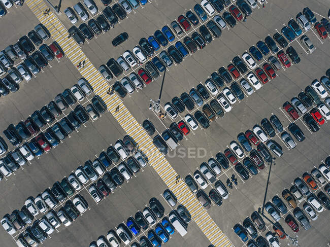 Rusia, República de Karelia, Sortavala, Vista aérea del estacionamiento lleno en Ruskeala Mountain Park - foto de stock