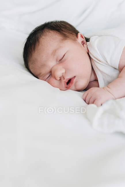 Fille Nouveau-née Dans Le Lit D'hôpital Image stock - Image du