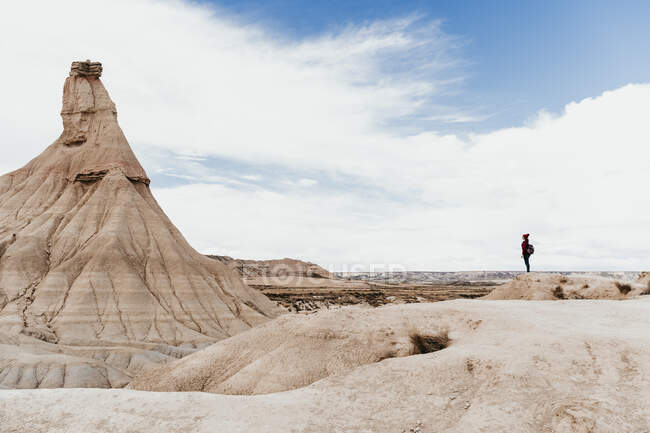Espagne, Navarre, Une randonneuse admirant la formation de grès à Bardenas Reales — Photo de stock