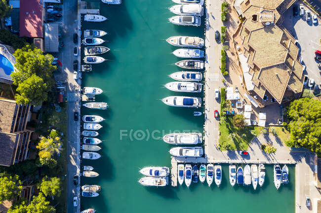 Вид с воздуха на ряд лодок на пристани Санта-Понка, Майорка — стоковое фото