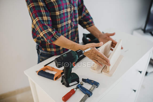 Mulher trabalhando com madeira e ferramenta em casa — Fotografia de Stock