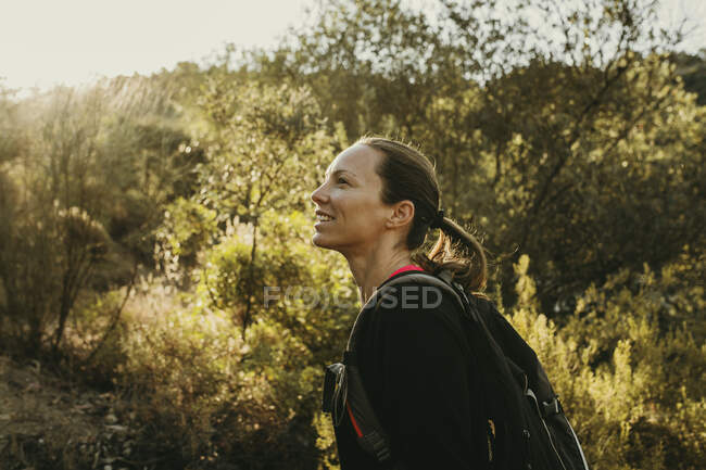 Mulher sorridente explorando Sierra De Hornachuelos, Córdoba, Espanha — Fotografia de Stock