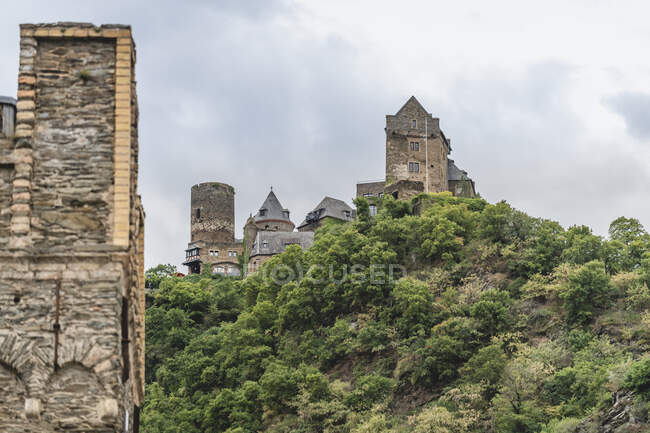 Germania, Renania Settentrionale-Vestfalia, Oberwesel, castello di Schonburg in cima alla collina nella gola del Reno — Foto stock