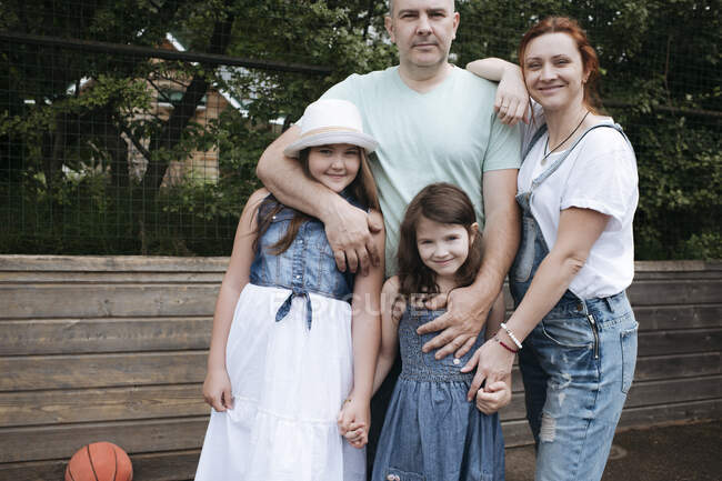 Famiglia felice in piedi nel cortile posteriore — Foto stock