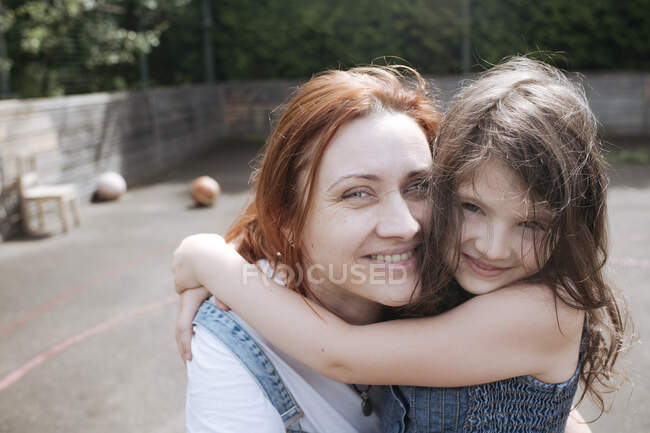 Mother and daughter spending leisure time together at back yard — Stock Photo