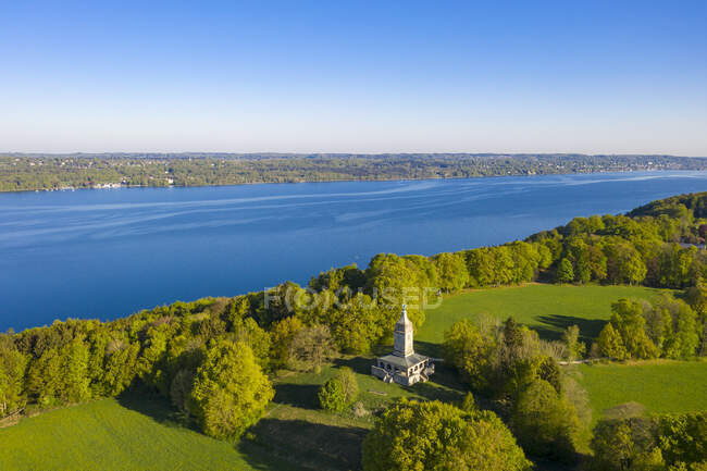 Alemania, Baviera, Assenhausen, Drone vista de la torre Bismarck en la orilla del lago Starnberg - foto de stock