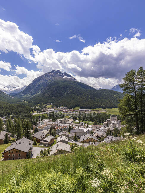 Switzerland, Canton of Grisons, Pontresina, Town in Val Bernina on sunny summer day — Stock Photo