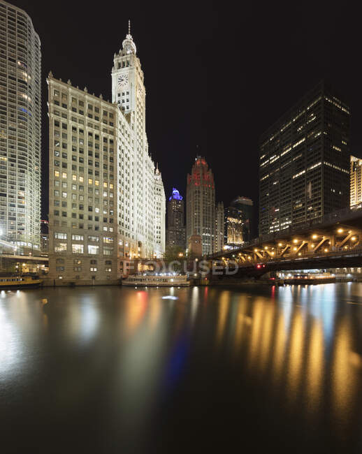 DuSable Bridge über den Fluss mit städtischer Skyline bei Nacht, Chicago, USA — Stockfoto