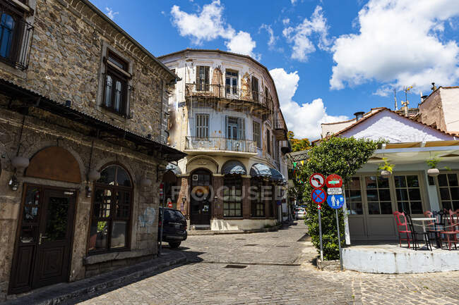 Greece, Eastern Macedonia and Thrace, Xanthi, Old Ottoman houses along empty cobblestone street — Stock Photo