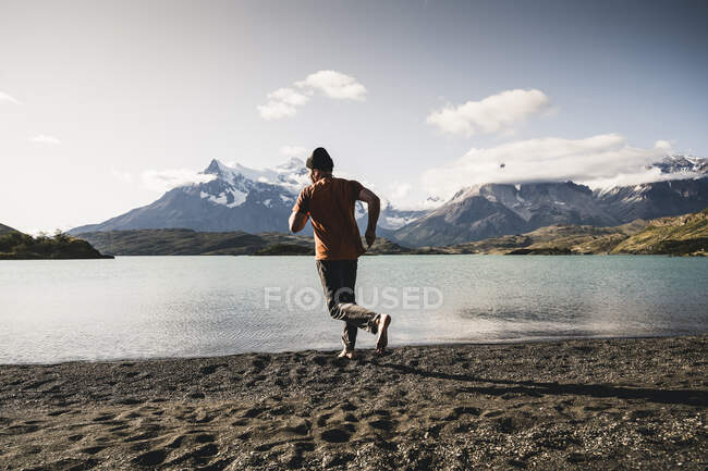 Mann läuft auf Sand am Pehoe-See im Torres Del Paine Nationalpark in Patagonien, Südamerika — Stockfoto
