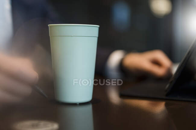 Крупний план чашки багаторазового використання на столі в кафе — стокове фото