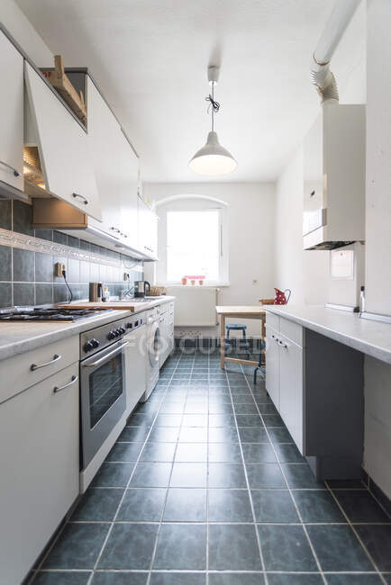 Appartamento pulito cucina con pavimento piastrellato — Foto stock
