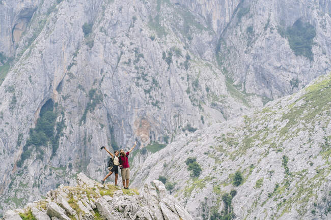 Coppia spensierata che ammira la vista mentre si trova sulla montagna a Ruta Del Cares, Asturie, Spagna — Foto stock