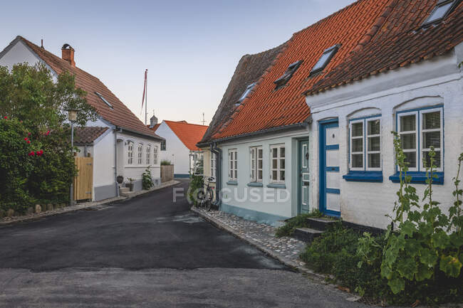 Danemark, Région du sud du Danemark, Marstal, Maisons de la vieille ville le long de la rue vide — Photo de stock