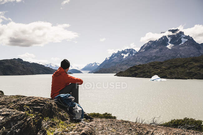 Людина, яка дивиться на річку, сидячи в національному парку 