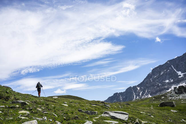 Hombre de excursión en la montaña de los Alpes de Rhaetian occidental, Sondrio, Italia - foto de stock