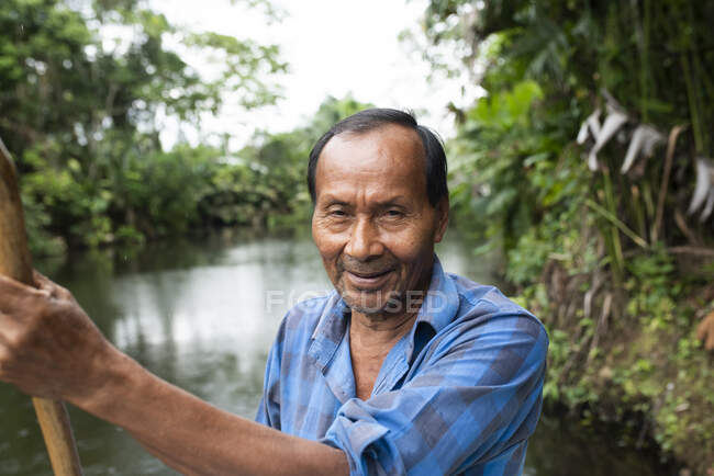 Smiling senior Guarani man at Napo River, Equador — Fotografia de Stock